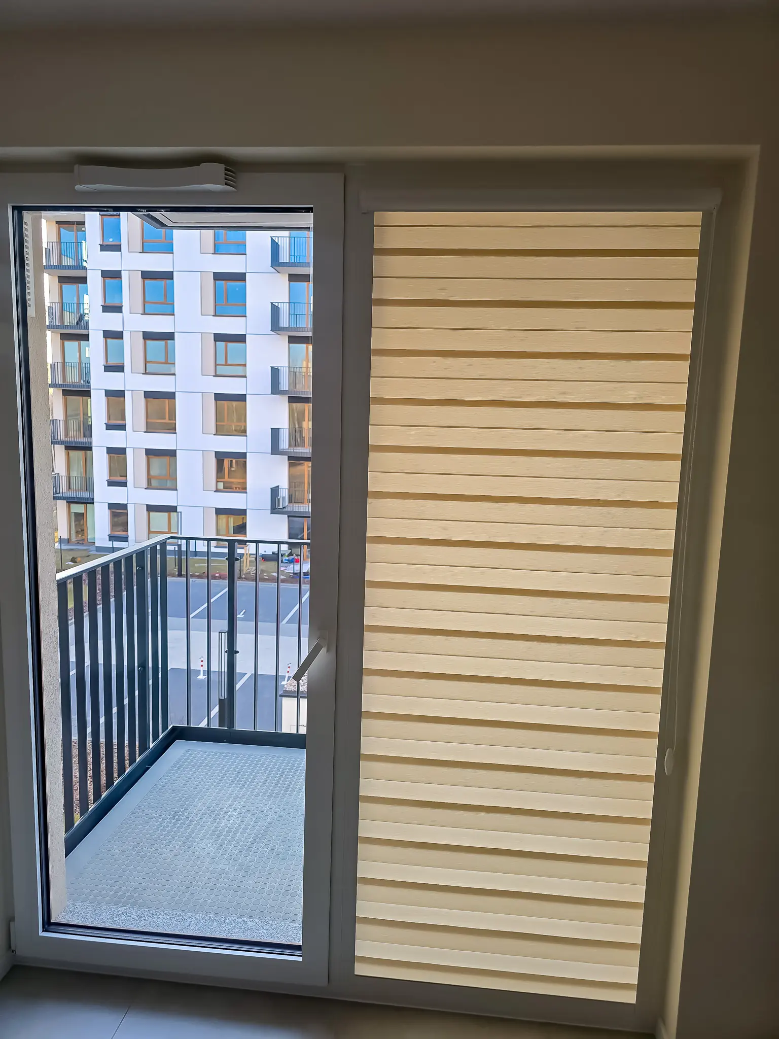 Rolety dzień i noc na wymiar, montaż w Warszawie, ujęcie 01