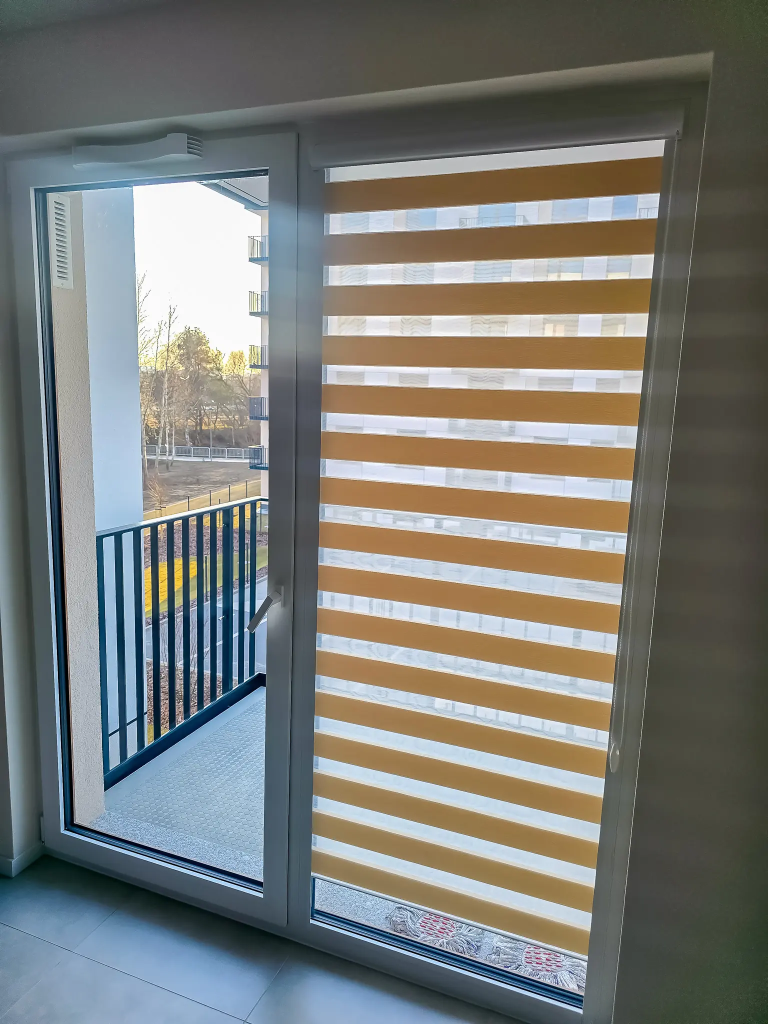 Rolety dzień i noc na wymiar, montaż w Warszawie, ujęcie 02